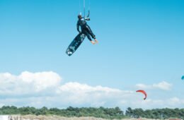 how to progress in kitesurfing and learn new tricks